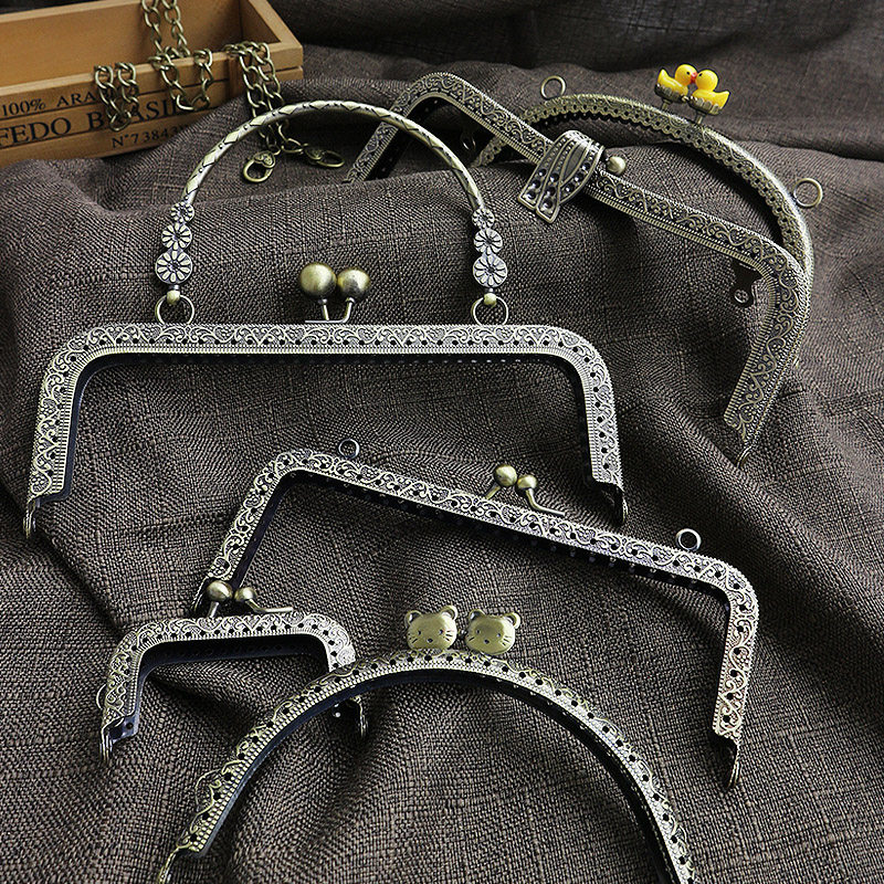 Green ancient bronze color embossed mouth gold square semi-arched M shaped mouth gold luggage accessories hand retro-pattern mouth gold