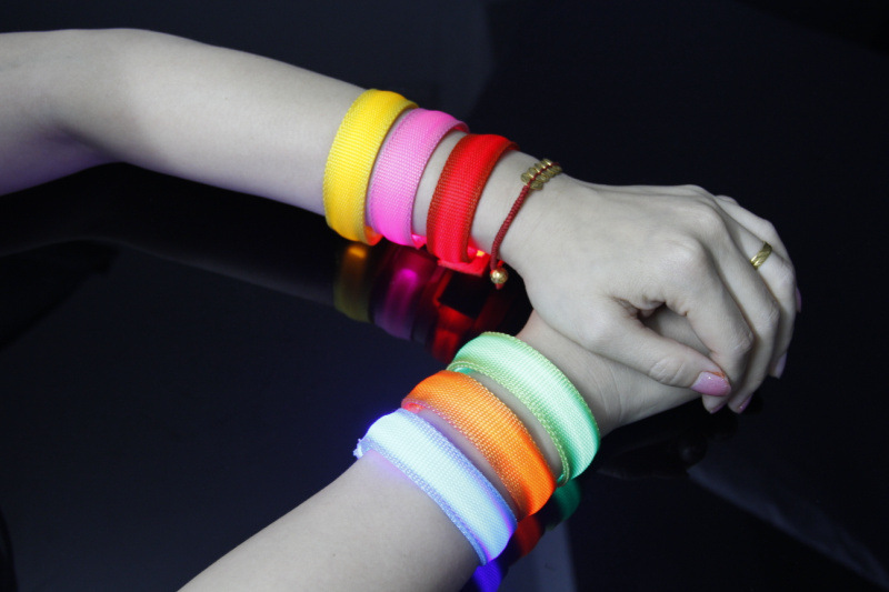 LED ánh sáng ban nhạc cổ tay flash bracelet đảng ngoài trời đêm chạy cưỡi thể thao phát sáng vòng đeo tay cổ vũ đạo cụ