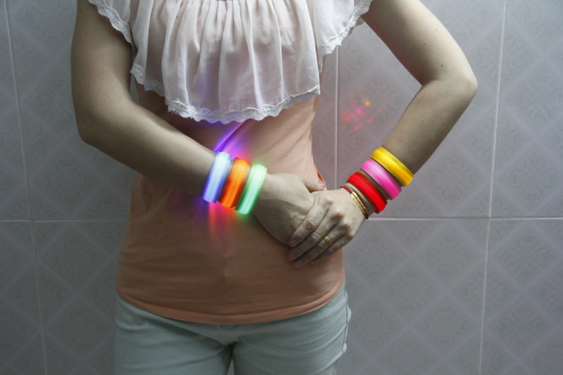 LED ánh sáng ban nhạc cổ tay flash bracelet đảng ngoài trời đêm chạy cưỡi thể thao phát sáng vòng đeo tay cổ vũ đạo cụ