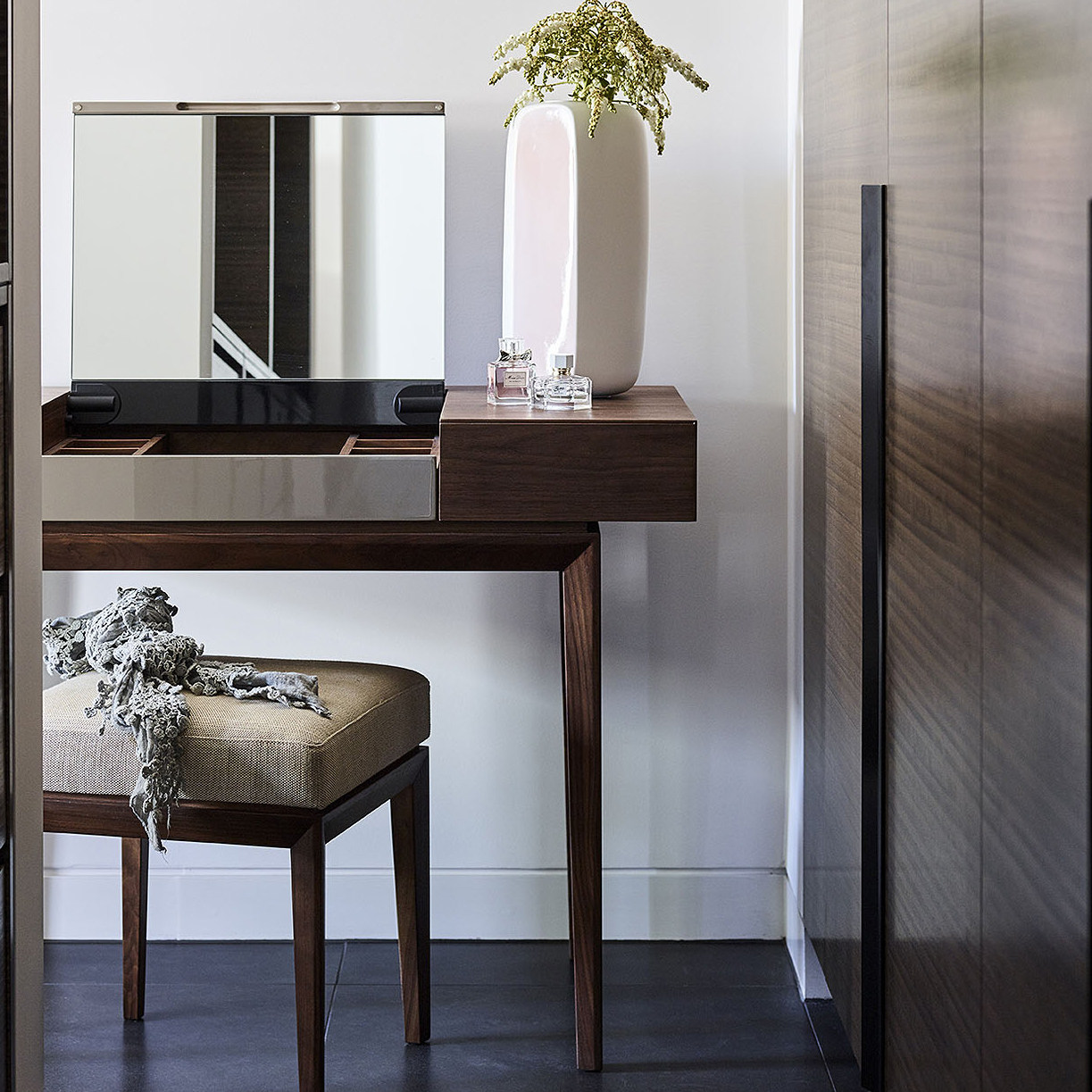 Dressing table Modern minimal bedroom dressing table chair combination overhead folding mirror small desk furniture