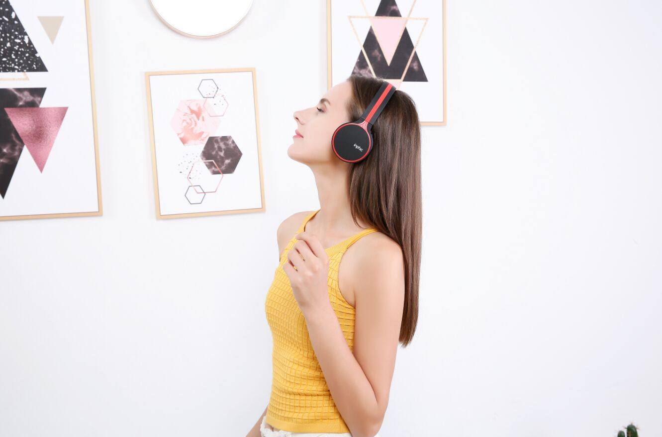 听音乐有态度，选择头戴式耳机