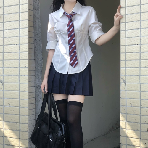 Оригинальный корсет, белая рубашка, дизайнерский лонгслив, студенческая юбка в складку, тренд сезона