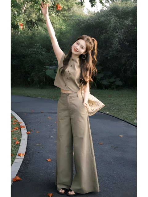 2026 new summer outfits, a complete set of khaki sleeveless vest, high-waisted wide-leg pants, slimming commuting suit for women