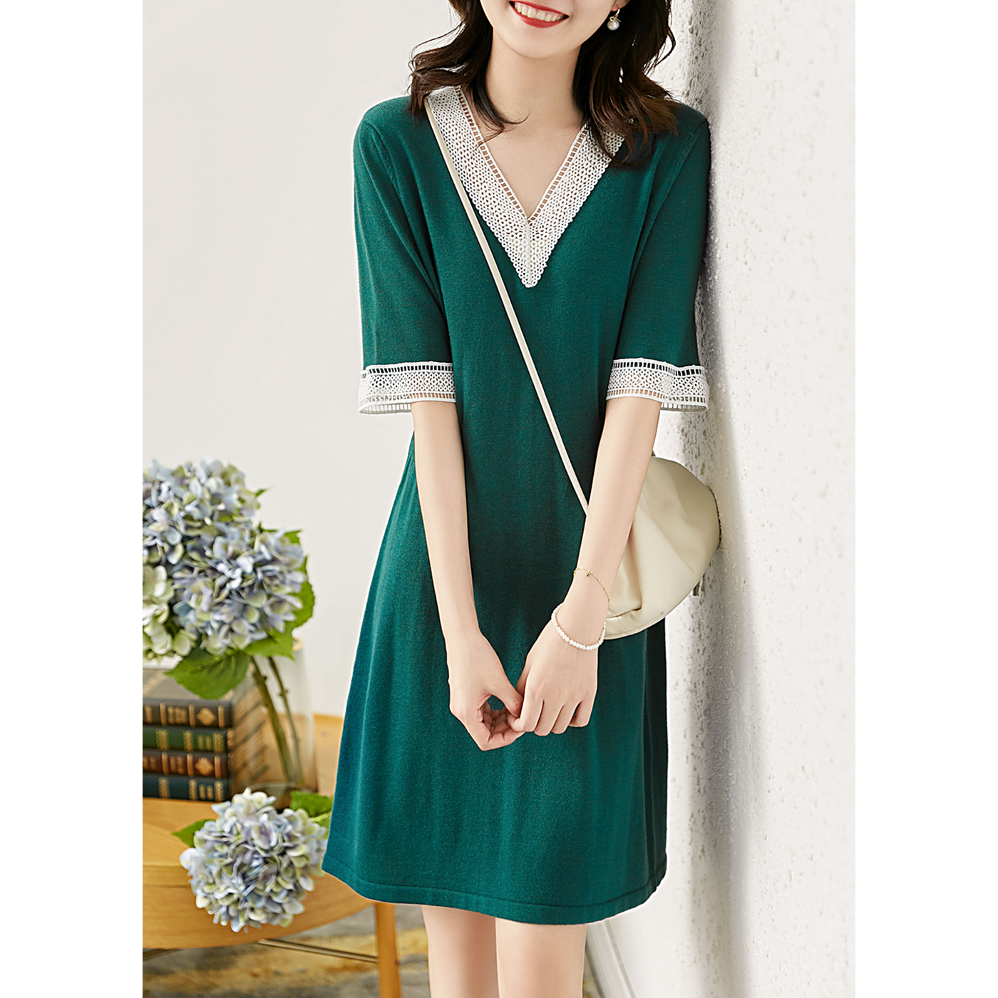 (Break Code Seconds Kill without conceding) introversion with feminine delicate hollowed-out V collar floral dress