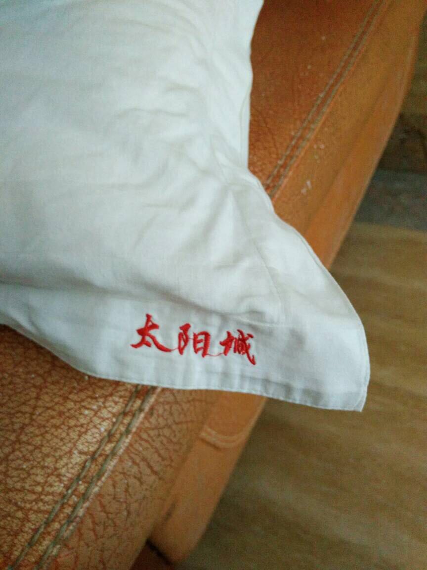 Khách sạn khách sạn chăn ga gối đệm màu trắng tinh khiết cổ điển nhà máy ba xu satin gối chống trào ngược cho bé