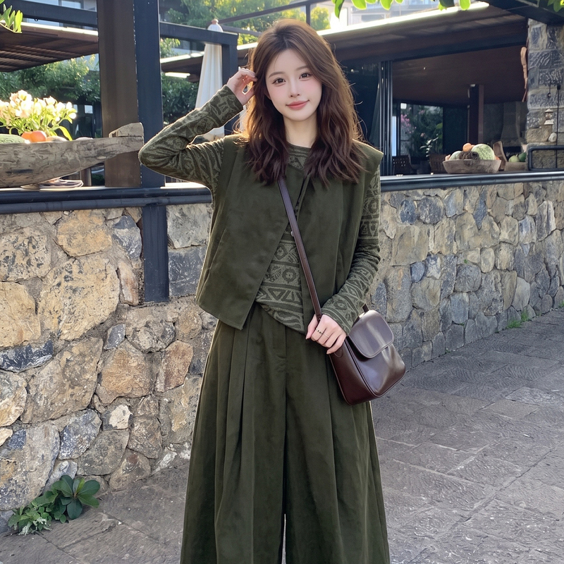 Dark Green Suede Vest, Wide-Leg Pants, Jacquard Top Three-Piece Set for Women, Spring and Autumn Retro Literary Forest Style Outfit Dark Green Suede Vest, Wide-Leg Pants, Jacquard Top Three-Piece Set for Women, Spring and Autumn Retro Literary Forest Style Outfit