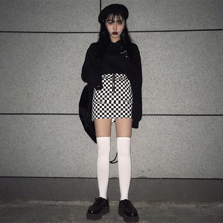 INS studios. 韩国INS同款复古黑白棋盘格子A字裙半身裙 17ss女款