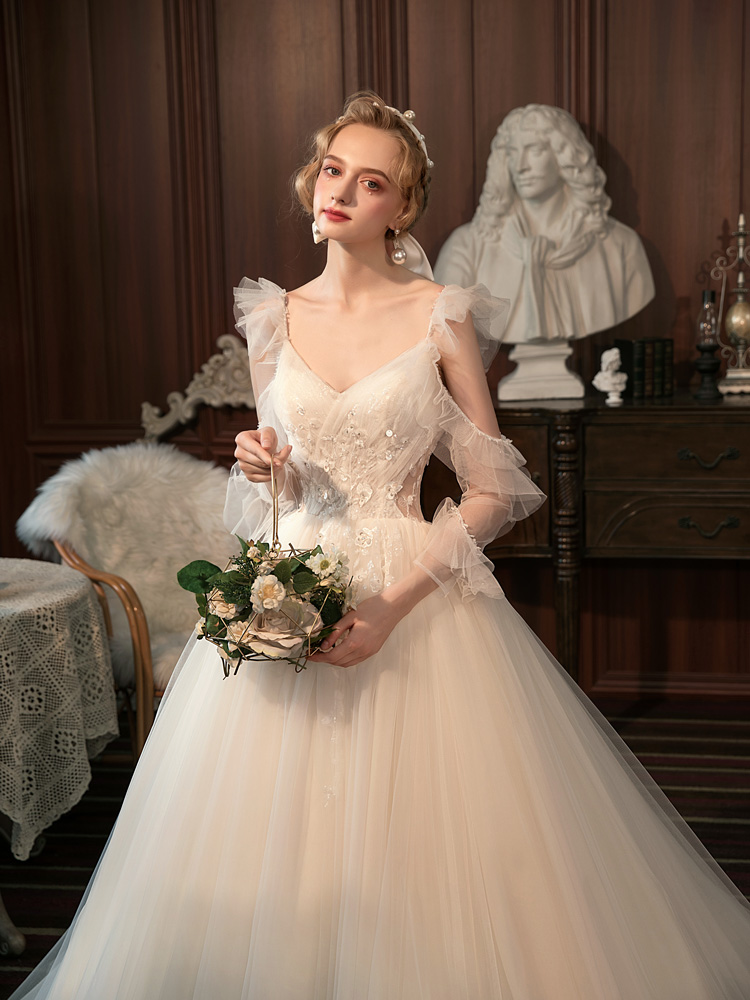 French main wedding dress 2021 Summer new simple court long sleeves, thin princess puffy skirt, wedding dress out, net red French main wedding dress 2021 Summer new simple court long sleeves, thin princess puffy skirt, wedding dress out, net red