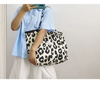 Черно-белая большая сумка через плечо с леопардовым принтом (специальная цена)