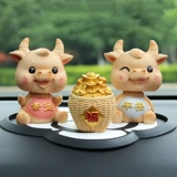 Творческие автомобильные украшения встряхнуть куклы, бычья автомобиль красивая интерьера декоративные принадлежности, милая женская личность