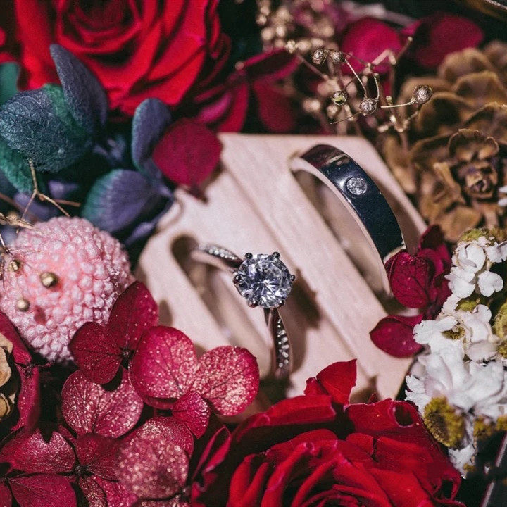 Pure silver Korean version of fashion personality male and female couples ring emulation diamond ring wedding to ring