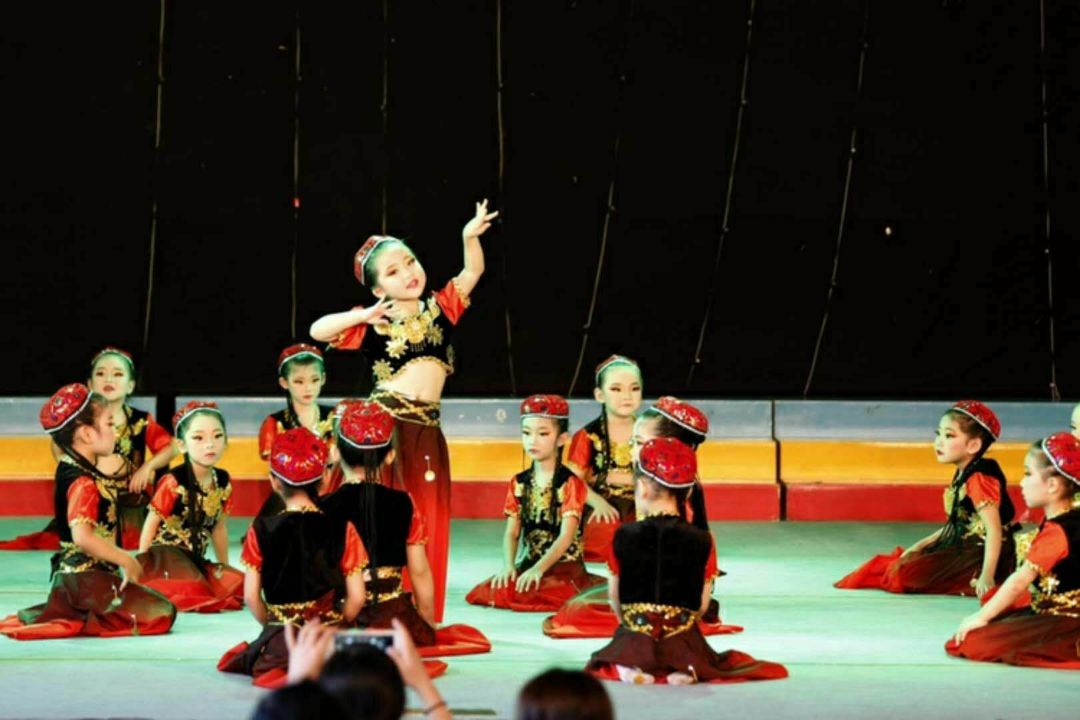 Mới tháng 6 Trẻ em Nam nữ Trang phục khiêu vũ Tân Cương Khiêu vũ Váy đu lớn Uygur Kazakhstan Hui trang phục halloween