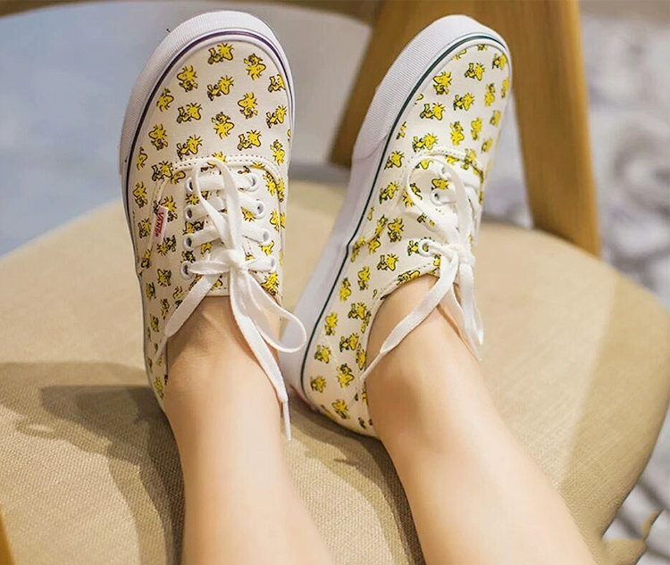 Người hâm mộ VANS Authentic Người hâm mộ đôi giày trượt patin cổ điển màu đen và trắng thấp nhất VN000EE3BLK - Plimsolls