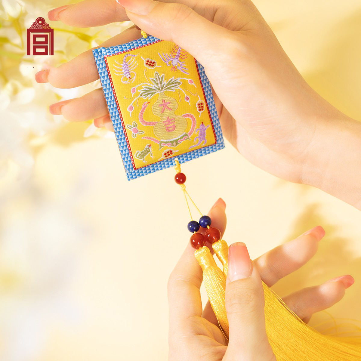 Forbidden City sachet is a natural fragrance series of flowers and herbs Dragon Boat Festival sachet with dark fragrance, wormwood osmanthus pendant gift