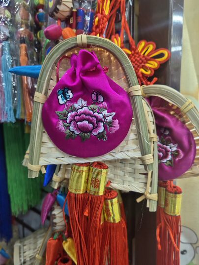 朝鲜族刺绣福袋簸箕小挂饰幼儿园手工福袋颜色随机发