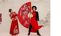 Ancient costume photo props plum blossom folding fan Chinese wedding photo shooting Chinese style indoor and outdoor light retro fan