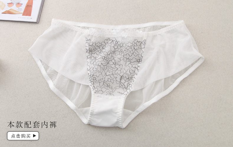 Váy thêu ren mỏng và áo ngực thoáng khí. Cặp phụ nữ mặc đồ lót điều chỉnh bên ngực tụ tập trên giá đỡ Một chiếc váy W6072 đồ lót triumph