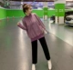 Сиреневый свитер, черные штаны