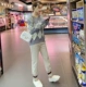 Синий свитер, белые штаны