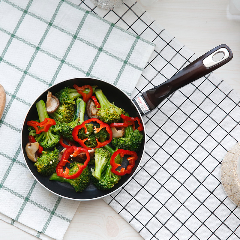 The shopkeeper recommends 18cm frying pan and non-stick pan for personal use