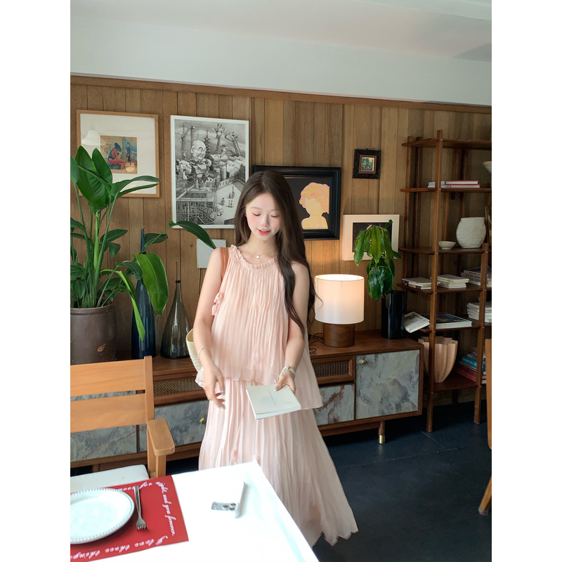 Chiffon Halter Neck Pleated Two-Piece Set for Women, Unique and Beautiful for Summer, Conceals Body Flaws