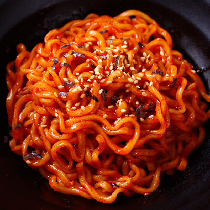 Лапша быстрого приготовления. Корейская острая лапша с соусом. Красная лапша. Букатини аматричана. Спагетти.