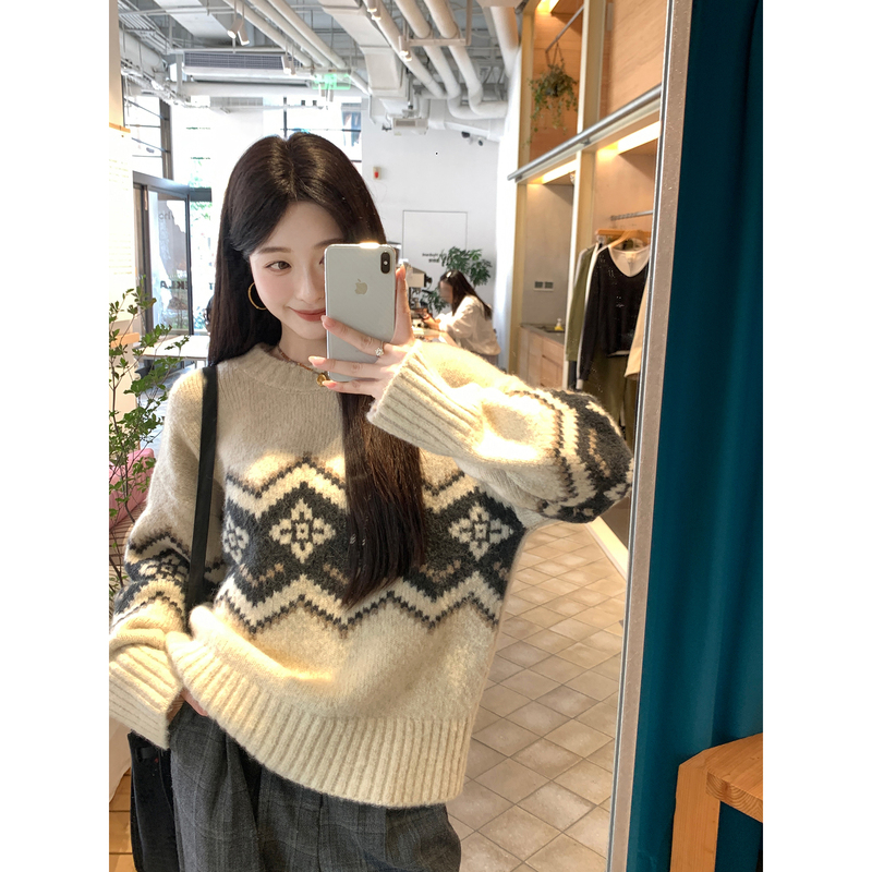 Xia Shiwen Fair Isle Jacquard Sweater Loose Drop Shoulder Sleeve Top Women's Autumn and Winter Cloud Soft Yarn Knitwear Xia Shiwen Fair Isle Jacquard Sweater Loose Drop Shoulder Sleeve Top Women's Autumn and Winter Cloud Soft Yarn Knitwear