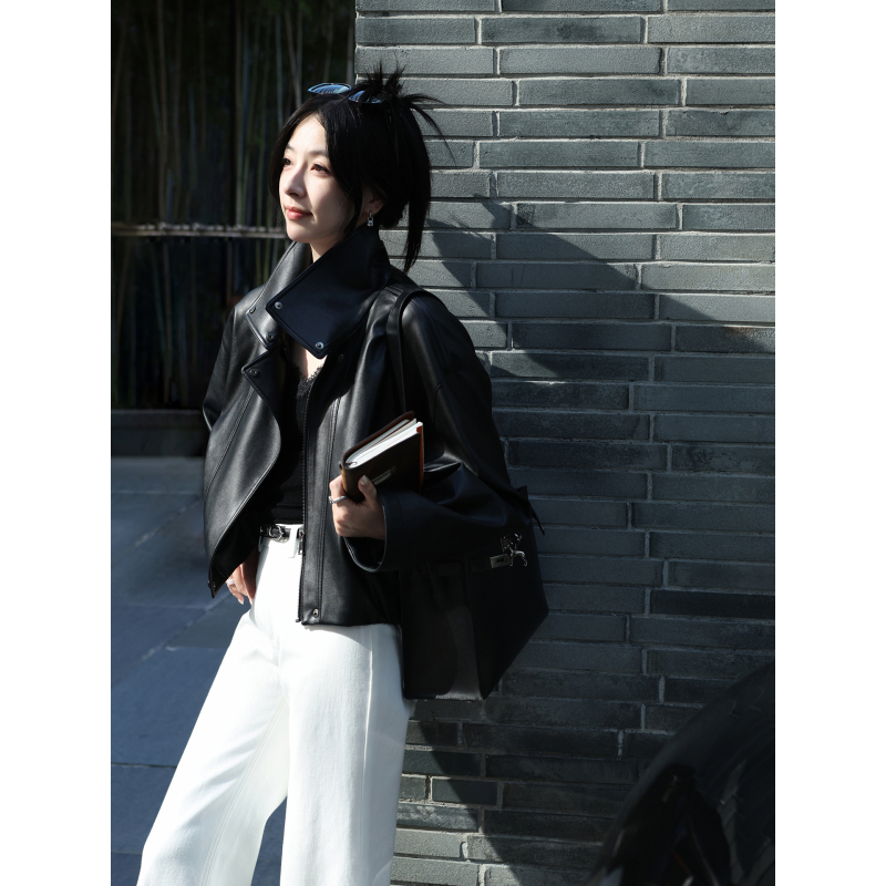 Xia Shiwen Pu Leather Warm and Glossy Stand-Up Collar Black Jacket Leather Coat for Women, Autumn Loose-Fitting Drop-Shoulder Short Jacket Xia Shiwen Pu Leather Warm and Glossy Stand-Up Collar Black Jacket Leather Coat for Women, Autumn Loose-Fitting Drop-Shoulder Short Jacket