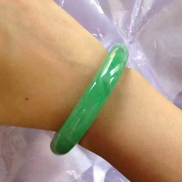 High-End Light Green Round Bracelet, Jade-Colored Fluorescent Bracelet, High-Quality Ice-Waxy Type Women's Thin Bracelet, Exquisite Versatile Style