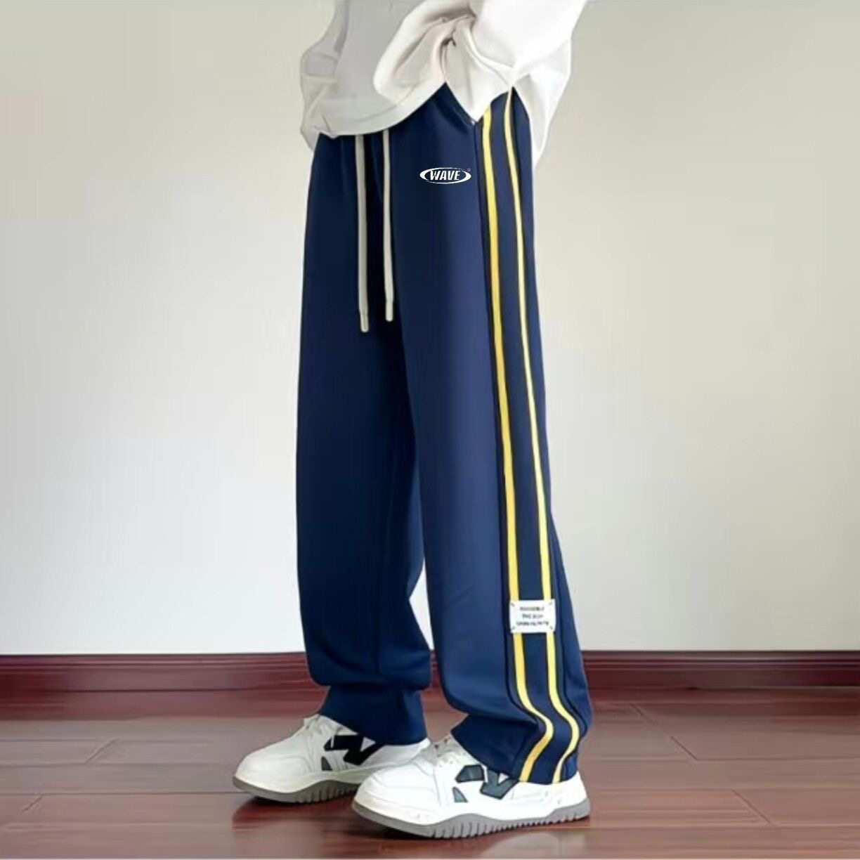 中学生・高校生向けのストレートレッグパンツ、2026年春夏、男の子用パンツ、中学生向けのおしゃれなロングパンツ、ティーンエイジャー向けのカジュアルウェア。