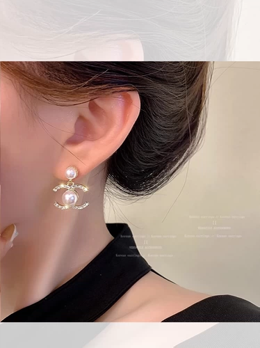 Серьги с буквами из жемчуга, в стиле Шанель, стиль