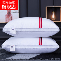 The pillow does not collapse and does not deform the pillow core.