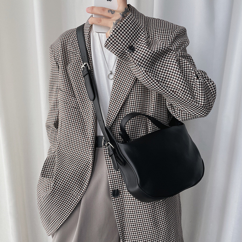 South Korean extreme minimalist leather dumplings neutral wind male and female hands carrying single shoulder bag Leisure 100 hitch Tide Satchel