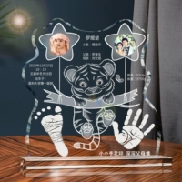 Сердцы соответствуют рукам и следом