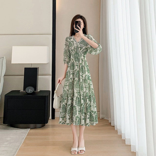 ເສື້ອຍືດກາງແຂນສີຂຽວ chiffon floral ສໍາລັບແມ່ຍິງ summer 2024 ໃຫມ່ ແອວ v-neck slimming a-line skirt ສໍາລັບແມ່ຍິງ