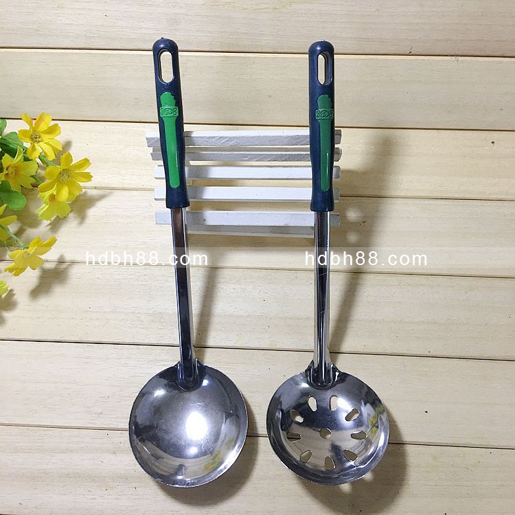 Stainless iron green handle soup spoon colander spoon medium spoon long handle hot pot soup spoon colander restaurant pan restaurant tableware