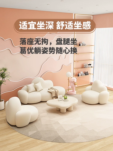 Креативный салон красоты во французском кремовом стиле, магазин одежды на стойке регистрации, популярный в облаке, диван, гостиная, небольшая квартира