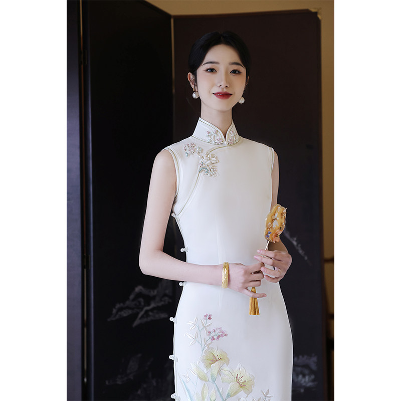 handmadewhite heavyweight silk qipao engagement dress, 2025 new collection. exquisite gown with a modern chinese handmadewhite heavyweight silk qipao engagement dress, 2025 new collection. exquisite gown with a modern chinese