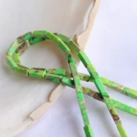 Травяная зеленая сосна сосна