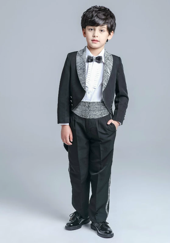 Trẻ em hai đầu tuxedo của cậu bé ăn mặc phù hợp với hoa cô gái trắng đen đàn piano hiệu suất ra phục vụ cậu bé máy chủ