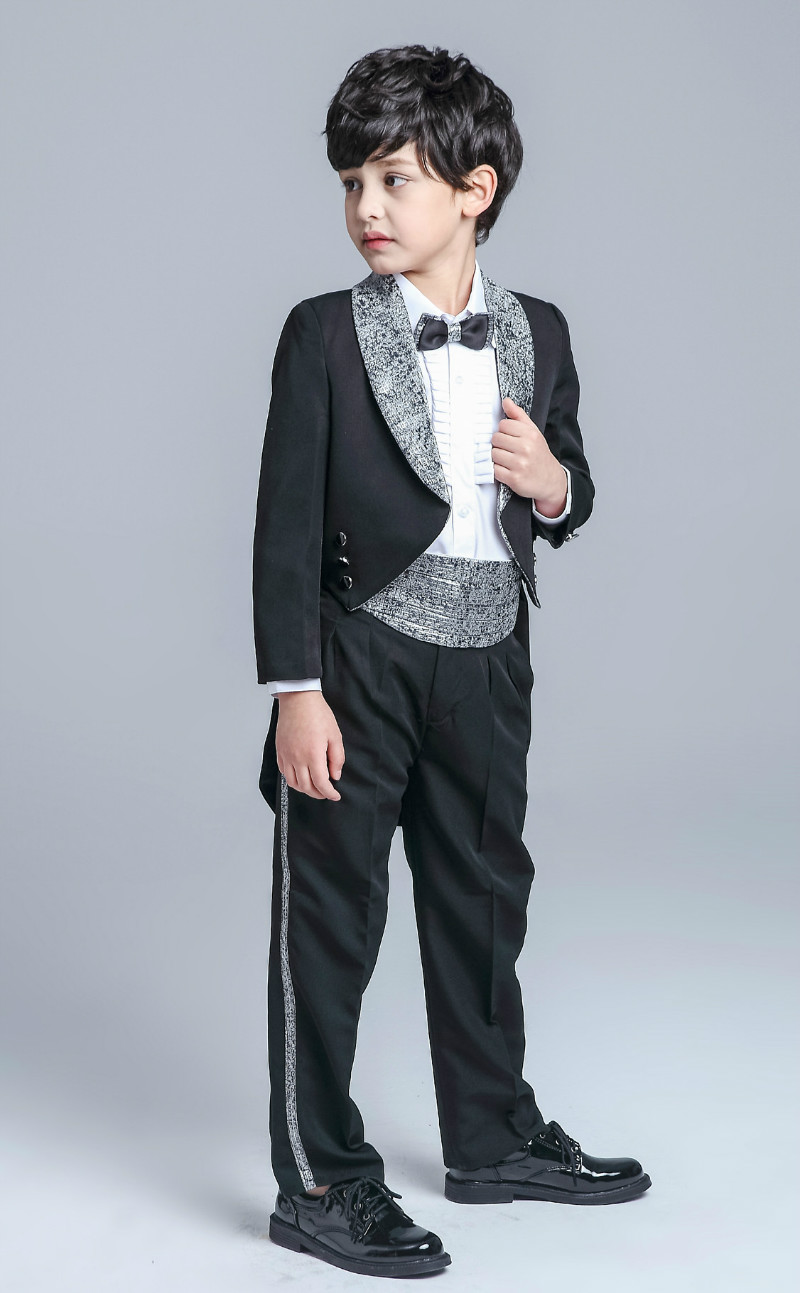 Trẻ em hai đầu tuxedo của cậu bé ăn mặc phù hợp với hoa cô gái trắng đen đàn piano hiệu suất ra phục vụ cậu bé máy chủ bộ vest bé trai hàng độc