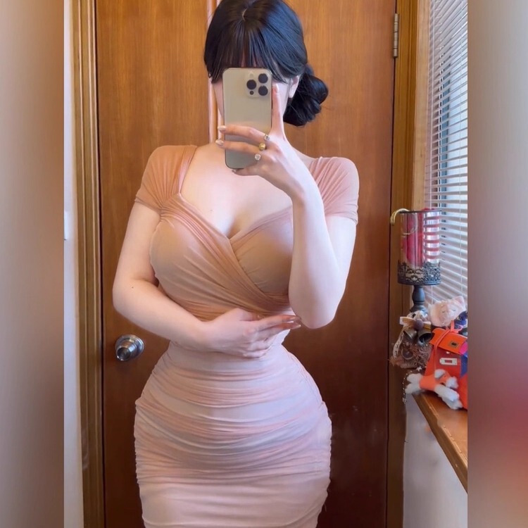 Slightly Plump, Pure and Alluring Style, Cross V-Neck, Pleated, Plus-Size Dress for Women, Autumn, Sexy, Waist-Cinching, Slimming, Body-Hugging Short Skirt