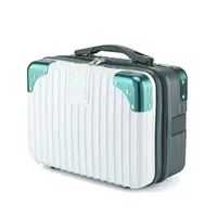 Зеленый и белый металлический угол