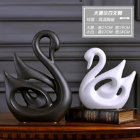 Северный большой черный и маленький белый лебедь