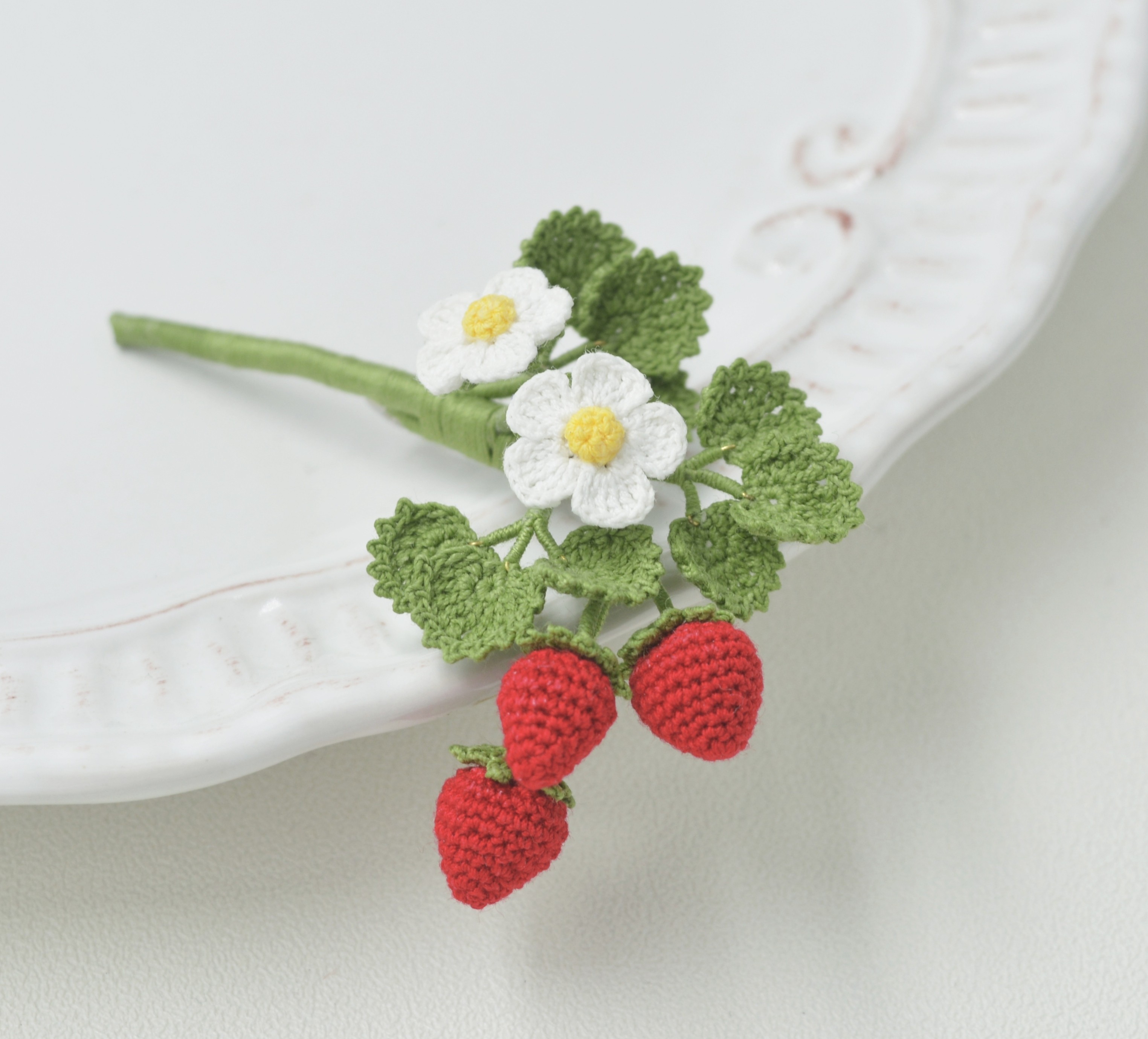DIY Handmade Wool Crochet Strawberry Brooch Electronic Illustration Picture Tutorial