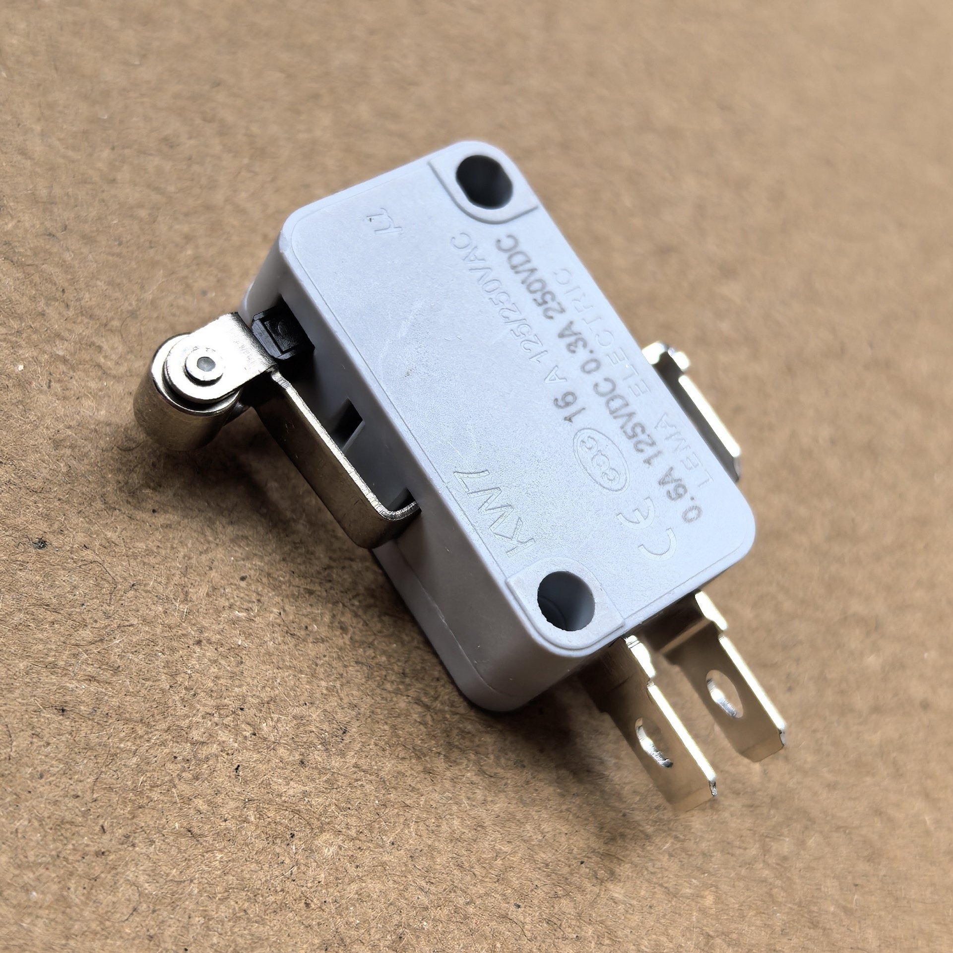 Lema Micro Switch Kw7-3 Small Self-Reset Travel Limit Switch 16A3 Feet One Open One Closed Silver Point