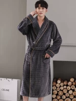 Серый кофе с порезами цветы спящий халат мужчина