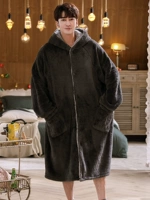 С длинной углеродной спящей одеждой мужчина