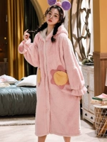 Розовый банный халат на солнечной энергии