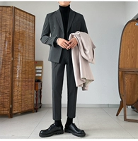 Темно -серой